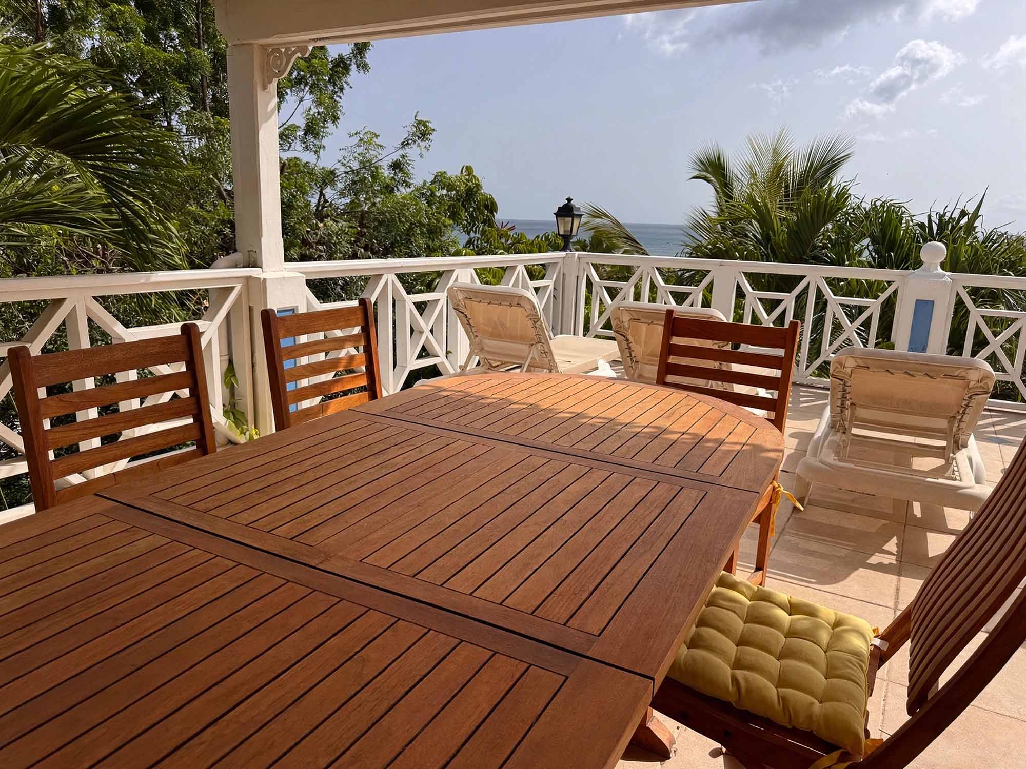 villa-jade-outside-table